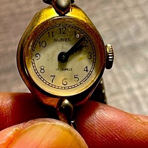 Women’s Buren winding wristwatch.  NEEDS REPAIR!